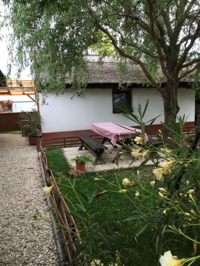 Balatonkenesei Nadfedeles Lovas Vendeghaz Villa Buitenkant foto